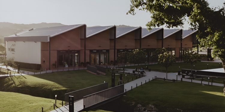 Kering vende The Mall luxury outlets al fondo americano Simon