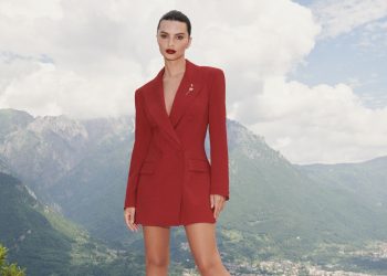 Emily Ratajkowski personalizza i blazer primaverili di Marella