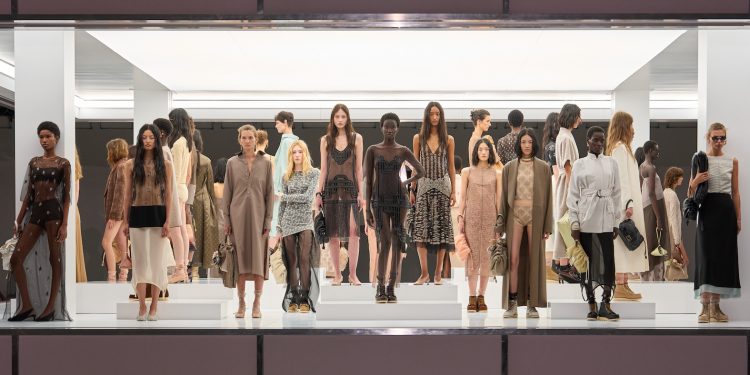 Milano Moda Donna ai blocchi di partenza: boom di anniversari, debutti e show co-ed