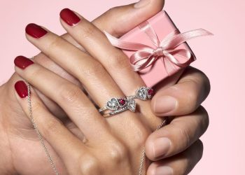 Pandora cresce del 13% nel 2024. Ma è più prudente sull’anno in corso