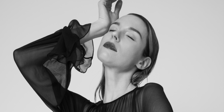 Catalina: eleganza senza tempo per una donna sofisticata