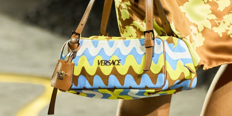 Prada sempre più vicino a Versace? Secondo rumors, l’annuncio a fine mese