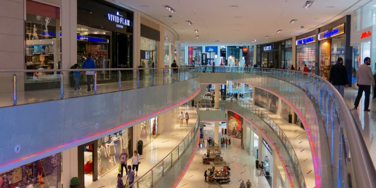 Centri commerciali stabili nel 2024 (+0,7%). Abbigliamento a +1,3%