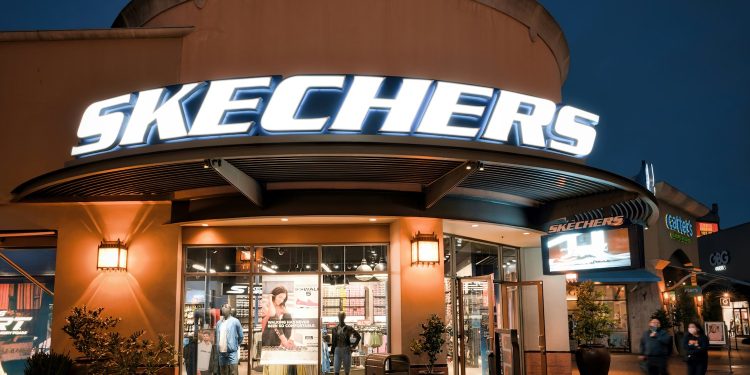 Skechers chiude un altro full year “record” con ricavi per 8,97 miliardi $ (+12,1%)