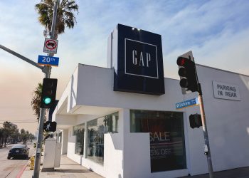 Gap, nel 2024 i ricavi salgono a 15,1 mld $ (+1%). Outlook 2025 a +2%