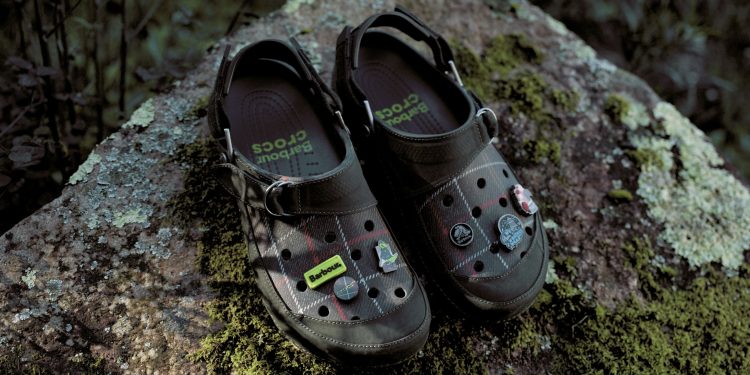 Barbour svela la collaborazione con Crocs nel nuovo store di Milano