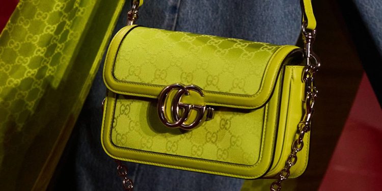 Hedi Slimane vicino al timone creativo di Gucci: atteso per oggi l’annuncio
