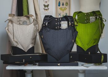 I corsetti sartoriali di Eibhlin Actias celebrano l’artigianalità handmade