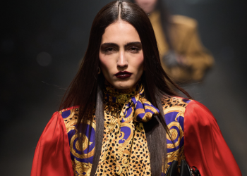 Prada, spunta una data: l’esclusiva su Versace scade il 10 aprile