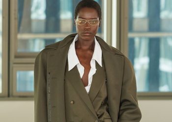 Dal laptop alla lapdance. Stella McCartney ripensa il dress code da ufficio