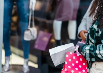 Consumi in calo a gennaio, ma i saldi spingono il fashion a +3,2%