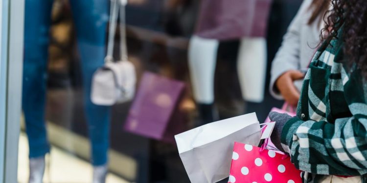 Consumi in calo a gennaio, ma i saldi spingono il fashion a +3,2%