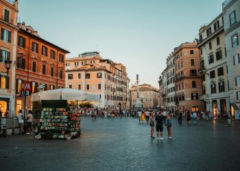 Peggiora la crisi nel fashion retail: ogni giorno chiudono 18 negozi di moda e abbigliamento