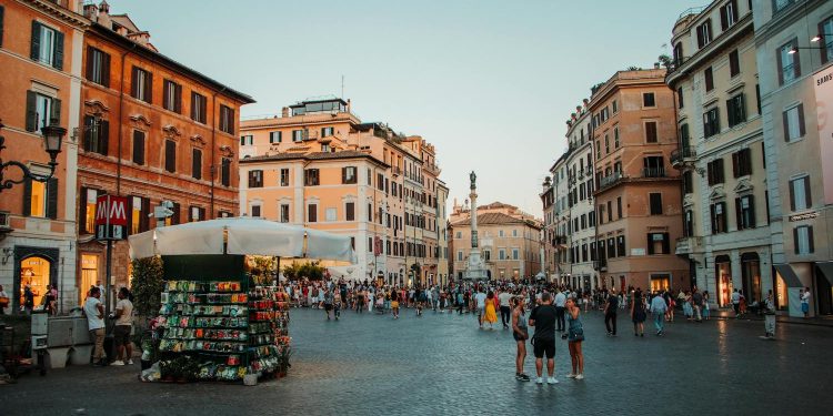 Peggiora la crisi nel fashion retail: ogni giorno chiudono 18 negozi di moda e abbigliamento