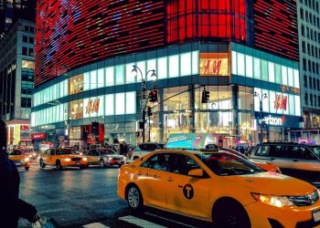 La guerra dei dazi mette il fast fashion sotto pressione: scattano gli aumenti