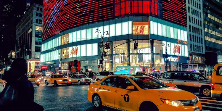 La guerra dei dazi mette il fast fashion sotto pressione: scattano gli aumenti