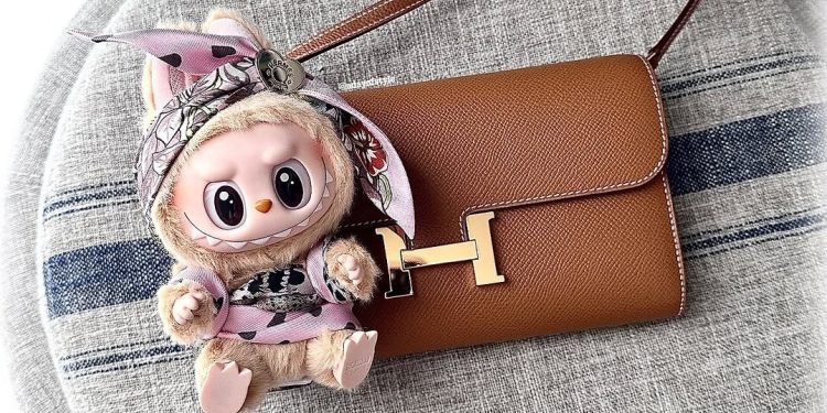 A Milano scatta la ‘Labubu-mania’. Visti su TikTok e agganciati alle borse di Hermès