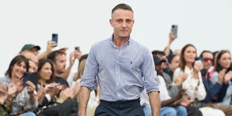 Revolve licenzia Alexandre Vauthier dalla sua maison. Ma lo stilista fa causa