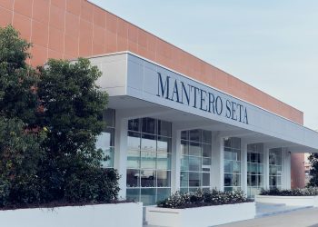 Ancora operazioni di filiera per Chanel: entra in Mantero Seta