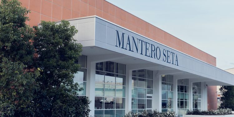 Ancora operazioni di filiera per Chanel: entra in Mantero Seta