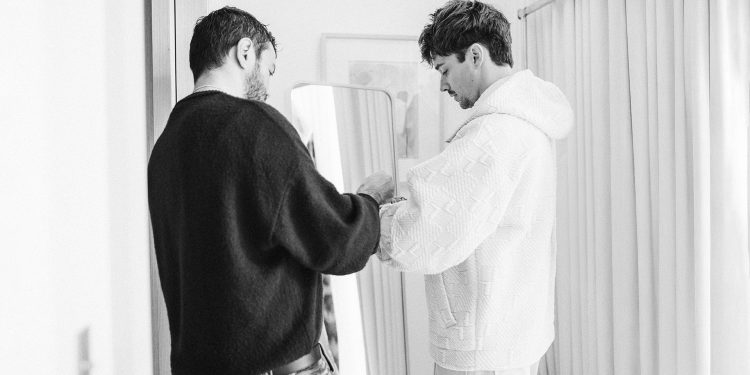 Charles Leclerc firma con Ferrari una capsule collection tra lusso e sport
