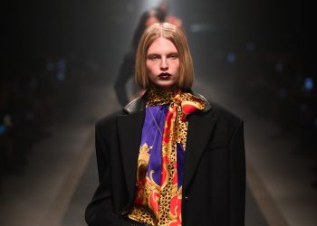 Prada-Versace, accordo atteso entro la settimana. L’offerta scende a 1 mld