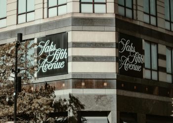 Amazon concretizza le ambizioni nel lusso grazie a Saks