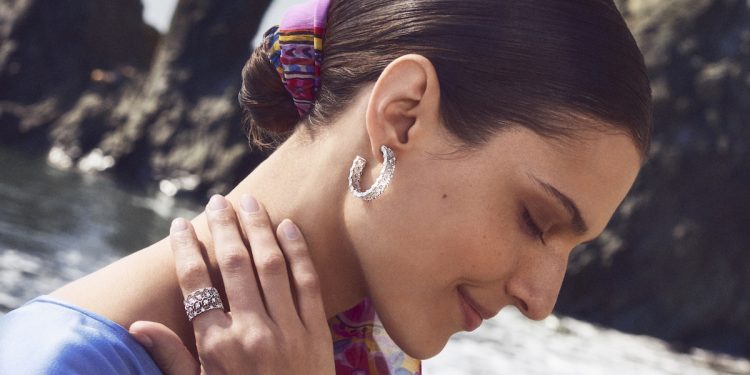 Buccellati reinterpreta il carattere distintivo degli ‘hoop earrings’