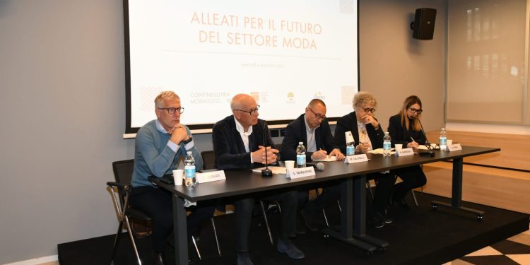Confindustria Moda firma il nuovo Ccnl nazionale. Istituito l’Ente bilaterale