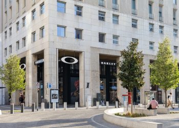 Oakley sbarca in piazza San Babila con un maxi store immersivo
