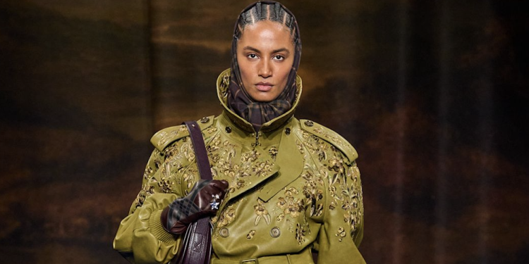 Burberry, nel 2025 le vendite calano del 17% ma il titolo sale in Borsa. In vista il taglio del 20% dei dipendenti
