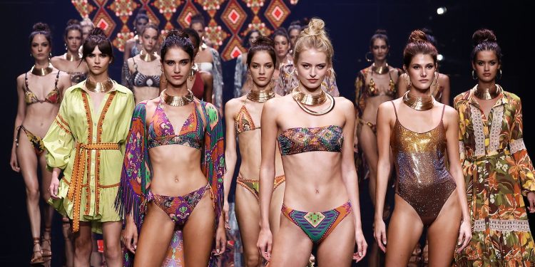 White si allea con le passerelle beachwear di Gran Canaria Swim Week