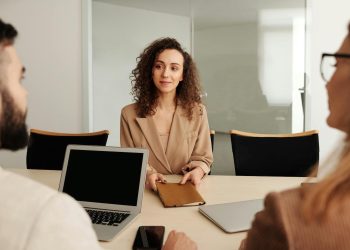 Sempre meno donne nelle ‘stanze dei bottoni’ della moda:  calano dell’1,2% nei cda