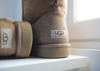 Deckers Brands a +16% nel full year. Ma sospende la guidance per il 2026