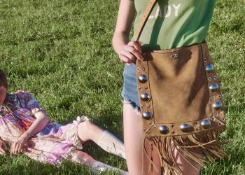Valentino svela la campagna bohémien per la borsa ‘Nellcôte’