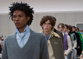 Jonathan Anderson vince la sfida da Dior. Esordio maschile tra coolness e heritage