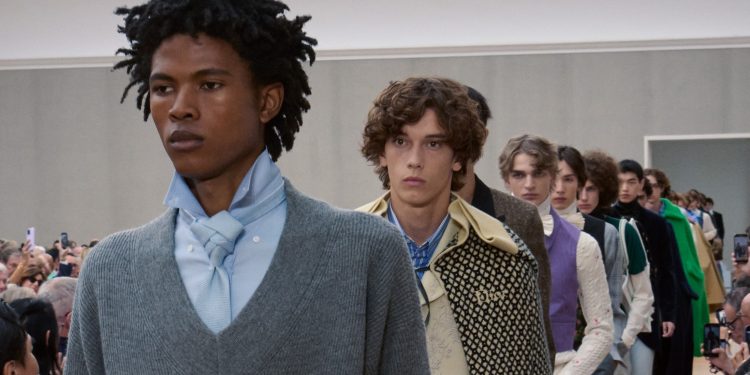 Jonathan Anderson vince la sfida da Dior. Esordio maschile tra coolness e heritage