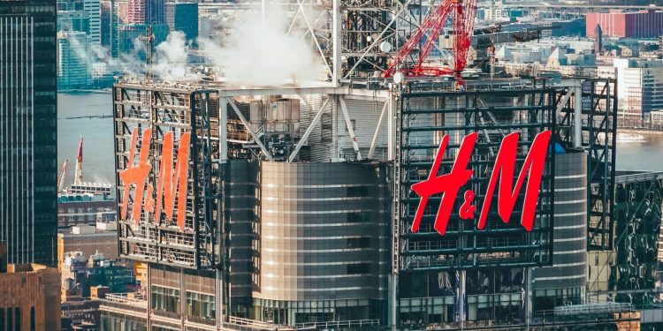 ll fast fashion teme la spada di Damocle dei dazi: rincari o una nuova supply chain?