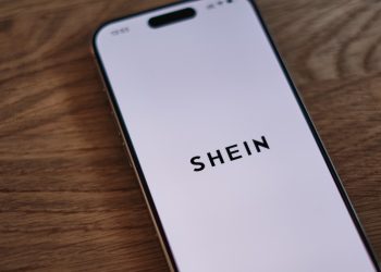 Francia, ok alla legge “anti-Shein”: nel 2030 sanzioni di 10 € a capo