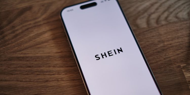 Francia, ok alla legge “anti-Shein”: nel 2030 sanzioni di 10 € a capo