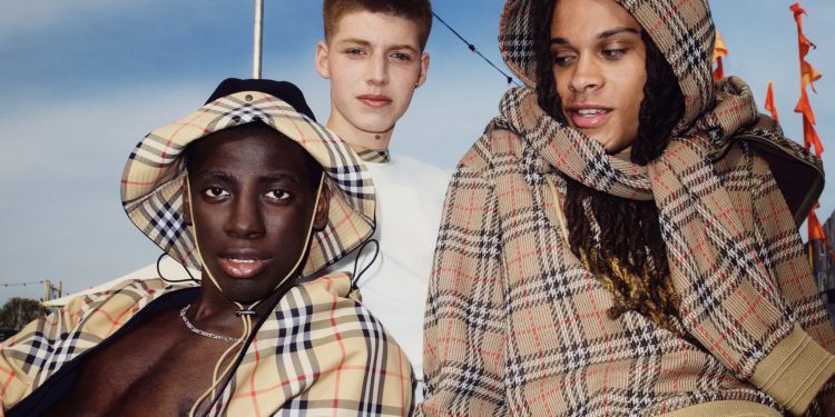 I tagli di Burberry arrivano anche in Italia: licenzierà il 10% dei dipendenti