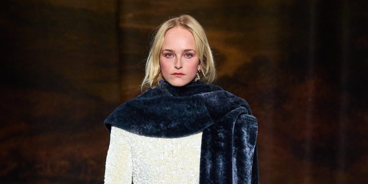 Burberry alla prova del rilancio. Nel Q1 vendite in calo ma oltre le attese