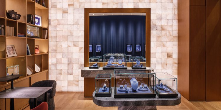 Recarlo taglia il nastro della seconda boutique a Bari