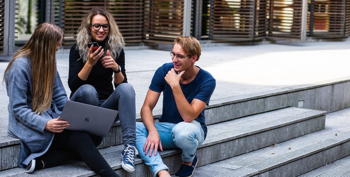Millenials, nel 2024 spesi 750 euro a testa. Focus su digital, promozioni e riciclo