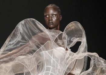 Al via la haute couture di Parigi tra debutti, assenze e au revoir