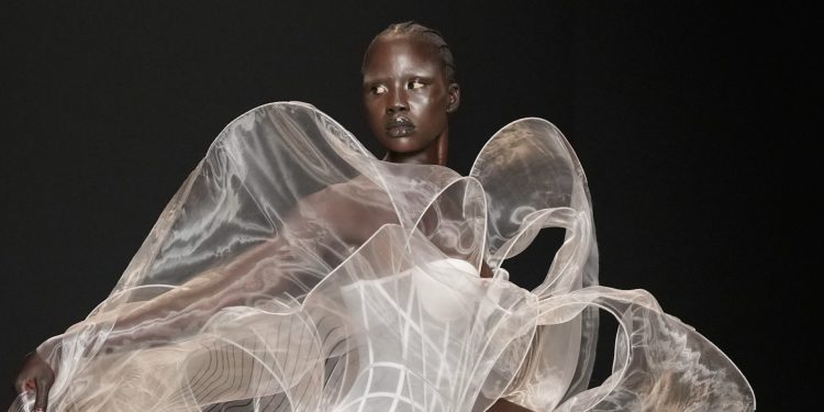 Al via la haute couture di Parigi tra debutti, assenze e au revoir