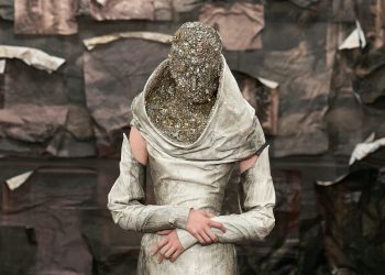 Glenn Martens ‘vince’ la couture. L’esordio da Maison Margiela tra heritage e sacralità