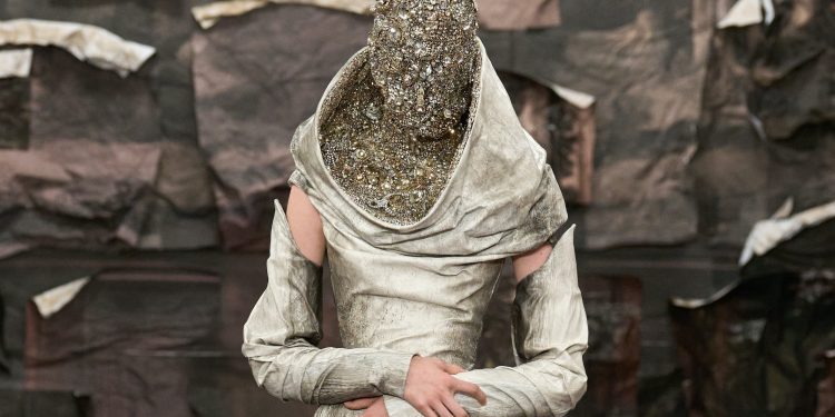 Glenn Martens ‘vince’ la couture. L’esordio da Maison Margiela tra heritage e sacralità