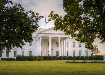 Raggiunta l’intesa Stati Uniti-Ue sui dazi: tariffa base al 15%. Trump: “È il più grande accordo di tutti i tempi”