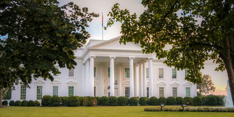 Raggiunta l’intesa Stati Uniti-Ue sui dazi: tariffa base al 15%. Trump: “È il più grande accordo di tutti i tempi”
